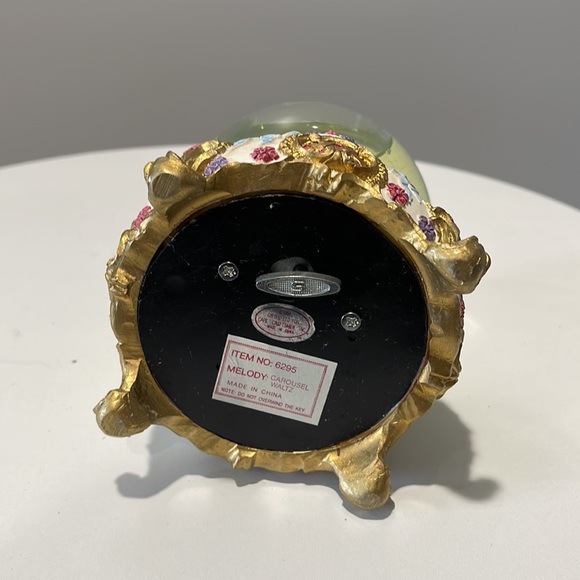 Vintage 1991 Cape Craftsmen Snow globe plays  Carousel Waltz collectible - Picture 10 of 14